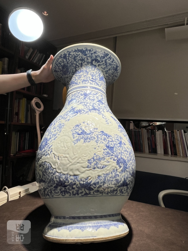 清雍正 青花锥拱穿花龙纹大尊 - 图8